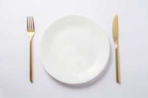 「ダイエット中につい食べ過ぎてしまう…」ダイエット中に取り入れるべき8つの食べ過ぎ防止策